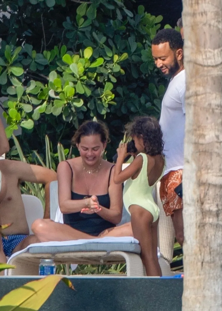 Chrissy Teigen iznenadila u neobično čednom badiću, ali ovo njezino golo kupanje ne zaboravlja se lako