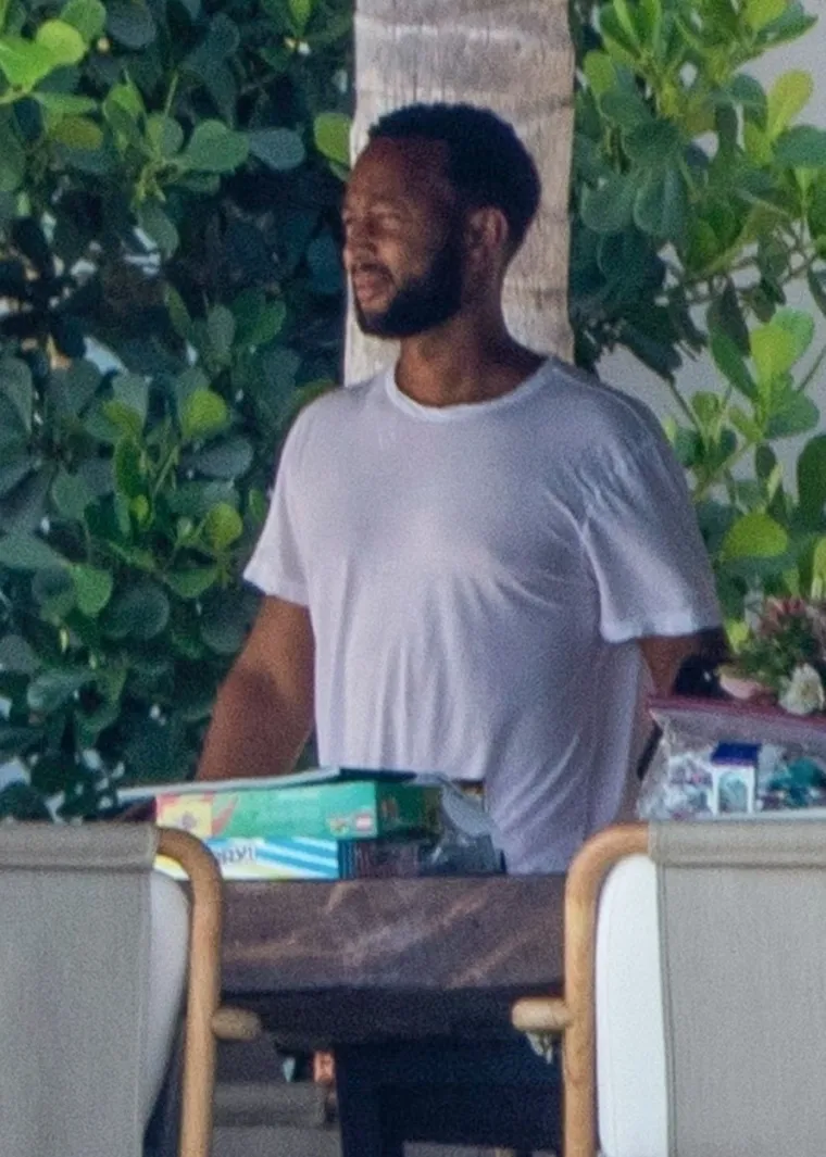 Chrissy Teigen iznenadila u neobično čednom badiću, ali ovo njezino golo kupanje ne zaboravlja se lako