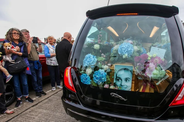 Pokopana je Sinead O'Connor: Na sprovodu tisuće ljudi, pjevačicu ispratila zvučna imena estrade, pa i državni vrh