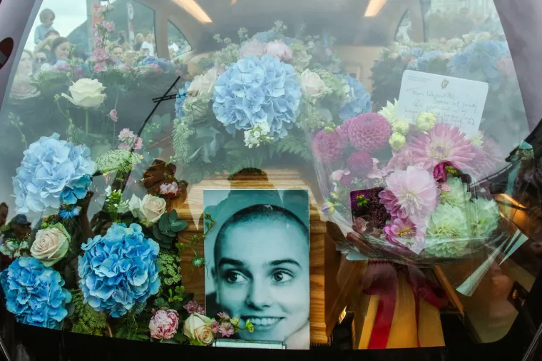 Pokopana je Sinead O'Connor: Na sprovodu tisuće ljudi, pjevačicu ispratila zvučna imena estrade, pa i državni vrh