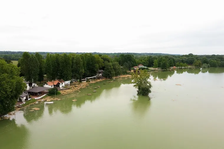 Situacija na Šoderici od jučer je kritična, vikendice su pod vodom, a na terenu su sve raspoložive ekipe hitnih službi. Prvi redovi vikendica su potopljeni, kao i tamošnji i kamp. 
Sve raspoložive ekipe hitnih službi su na terenu: vatrogasci i civilna zaštita, a tu su i volonteri i vikendaši. Radi se punom mehanizacijom, bageri nasipaju pijesak, postavljaju se zečji nasipi.