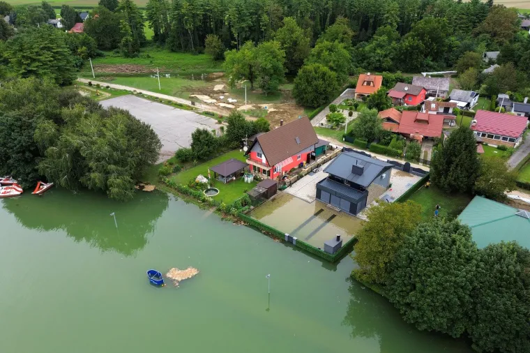 Za promet je i dalje zatvorena državna cesta D41 između mjesta Botova i Šoderica.  Stanovnici prekodravskih sela i turisti koji dolaze preko prijelaza u Golu iz Mađarske prema županijskom središtu, mogu preko mosta u naselju Repaš.