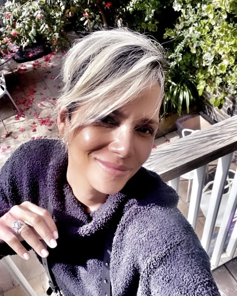 Halle Berry zlostavljao je pijani otac, kalvariju prošla i u sva tri braka, ali s 57 na leđima izgleda bolje no ikad