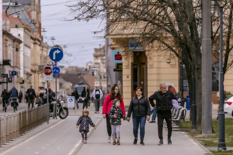Uska traper haljinica i čizme preko koljena: Osječanka koja se ne boji istaknuti