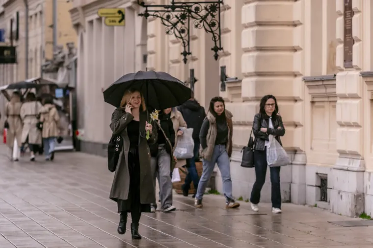 Uska traper haljinica i čizme preko koljena: Osječanka koja se ne boji istaknuti