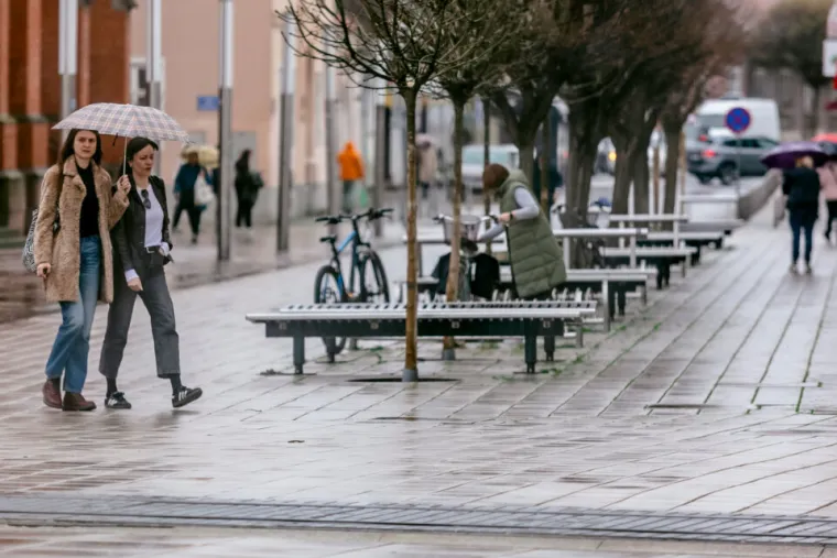 Uska traper haljinica i čizme preko koljena: Osječanka koja se ne boji istaknuti