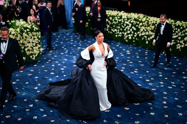 Žice oko glave i klavir na leđima? Ovo su najbizarniji outfiti s Met Gale 2025.