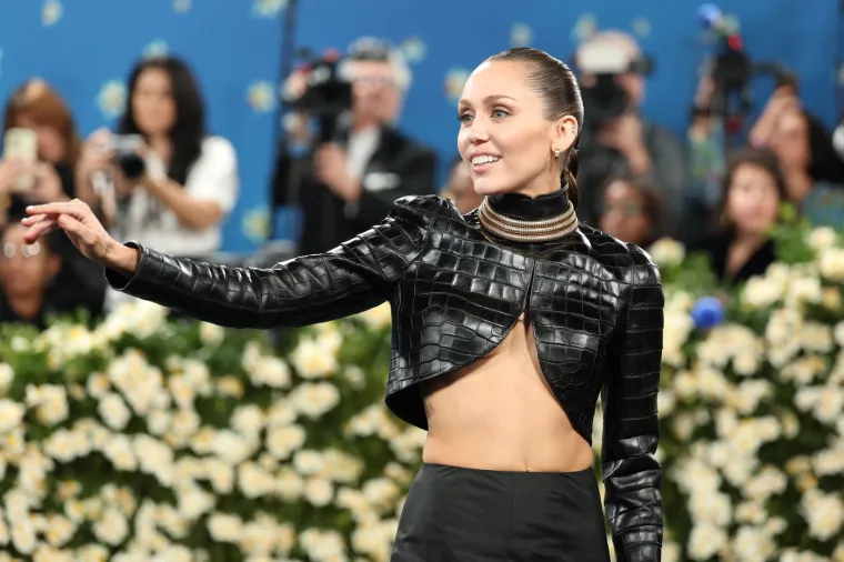 Žice oko glave i klavir na leđima? Ovo su najbizarniji outfiti s Met Gale 2025.