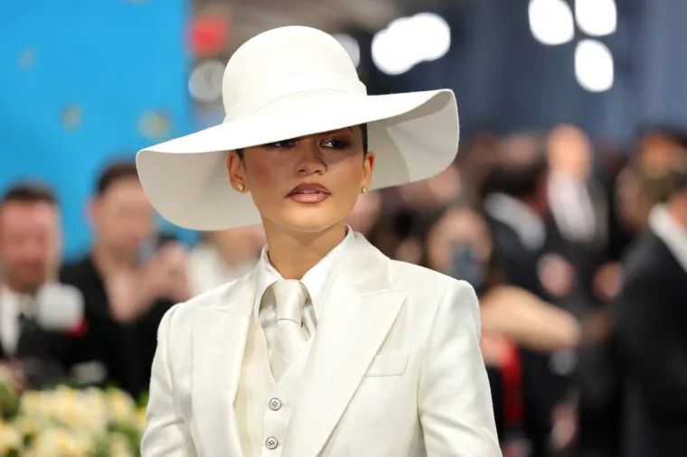 Žice oko glave i klavir na leđima? Ovo su najbizarniji outfiti s Met Gale 2025.