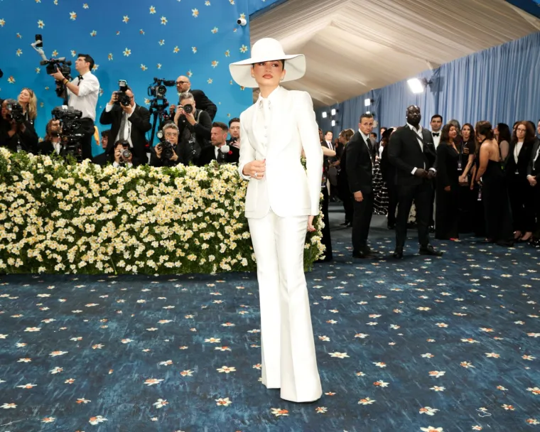 Žice oko glave i klavir na leđima? Ovo su najbizarniji outfiti s Met Gale 2025.