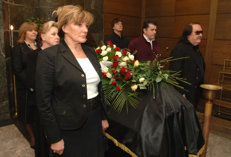 Suze i tuga na licima: Estradne zvijezde na posljednjem ispraćaju Đorđa Novkovića
