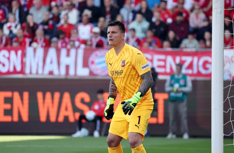 Potresne scene: Poznati nogometa&scaron; usred utakmice pao i ostao nepomično ležati