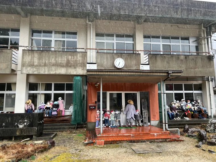 Nakon smrti mještana, jedna je žena izradila lutke koje izgledaju kao oni: Prizori su nevjerojatni