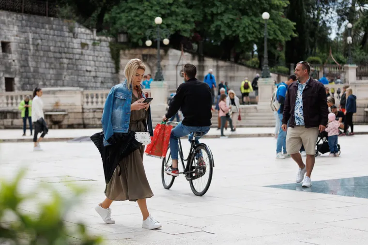 Zadranka outfitom podigla temperaturu: Istaknula uzak struk u kratkom topu
