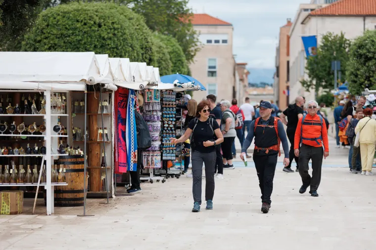 Zadranka outfitom podigla temperaturu: Istaknula uzak struk u kratkom topu