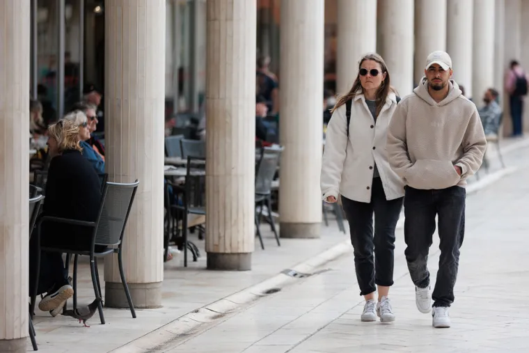 Zadranka outfitom podigla temperaturu: Istaknula uzak struk u kratkom topu