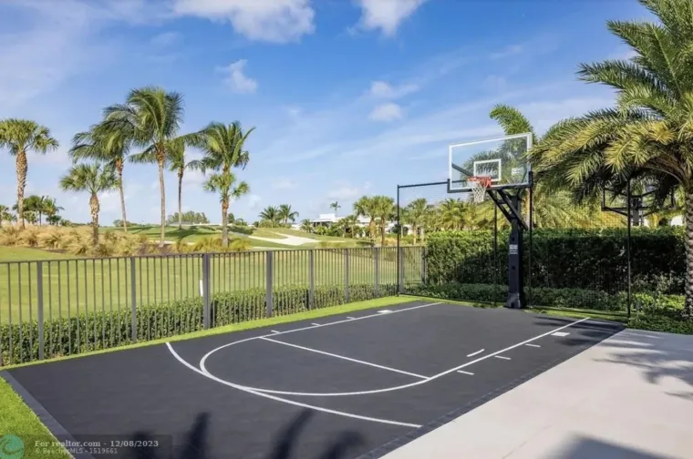 Zavirite u biv&scaron;u megaluksuznu kuću legendarnog Engleza: Kupaona je poput apoteke