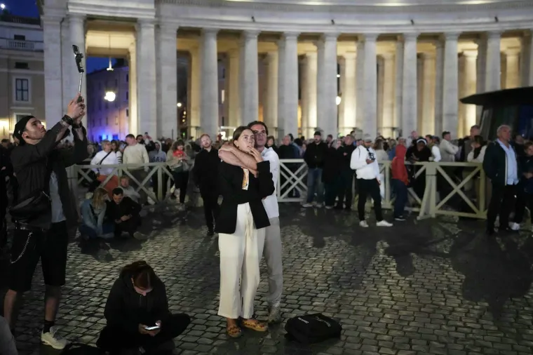 Grizli su se nokti, grlilo i molilo: Pogledajte kako je izgledalo iščekivanje dima u Vatikanu