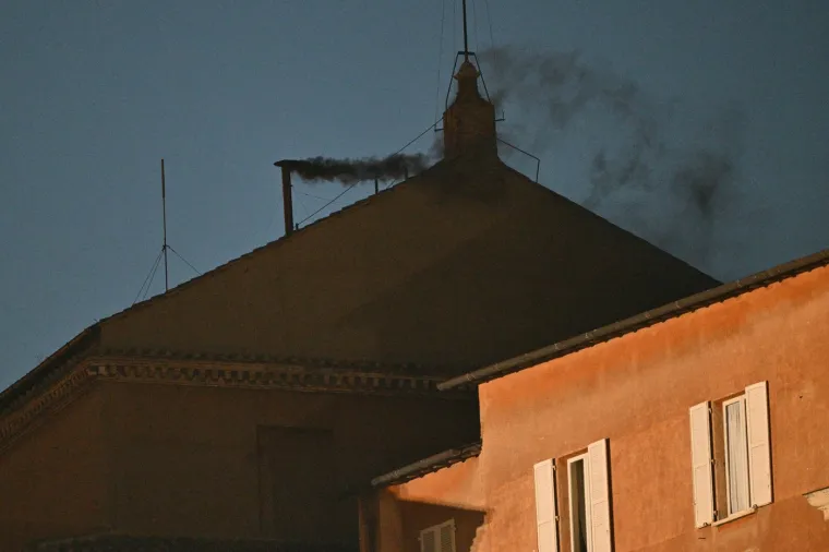 Grizli su se nokti, grlilo i molilo: Pogledajte kako je izgledalo iščekivanje dima u Vatikanu
