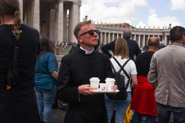 'Čupavi papa' ukrao pažnju! Pogledajte ove scene: U Vatikanu pomiješani razočaranje i uzbuđenje