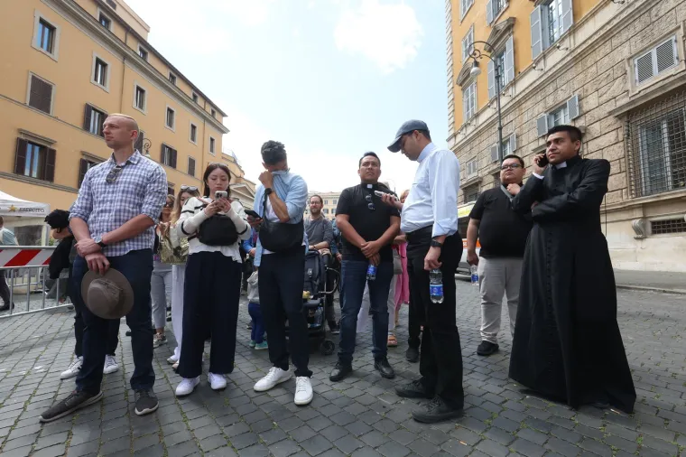 'Čupavi papa' ukrao pažnju! Pogledajte ove scene: U Vatikanu pomiješani razočaranje i uzbuđenje