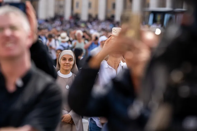 'Čupavi papa' ukrao pažnju! Pogledajte ove scene: U Vatikanu pomiješani razočaranje i uzbuđenje