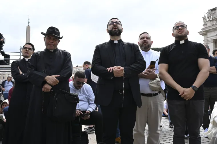 'Čupavi papa' ukrao pažnju! Pogledajte ove scene: U Vatikanu pomiješani razočaranje i uzbuđenje