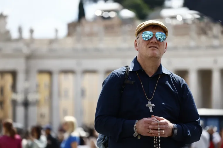 'Čupavi papa' ukrao pažnju! Pogledajte ove scene: U Vatikanu pomiješani razočaranje i uzbuđenje
