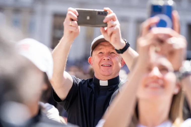 'Čupavi papa' ukrao pažnju! Pogledajte ove scene: U Vatikanu pomiješani razočaranje i uzbuđenje