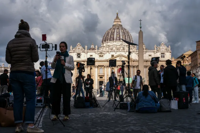 'Čupavi papa' ukrao pažnju! Pogledajte ove scene: U Vatikanu pomije&scaron;ani razočaranje i uzbuđenje
