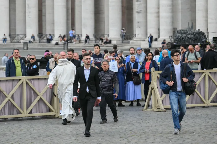 'Čupavi papa' ukrao pažnju! Pogledajte ove scene: U Vatikanu pomije&scaron;ani razočaranje i uzbuđenje