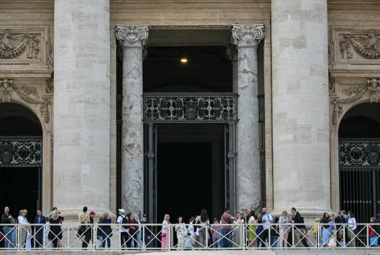 'Čupavi papa' ukrao pažnju! Pogledajte ove scene: U Vatikanu pomije&scaron;ani razočaranje i uzbuđenje