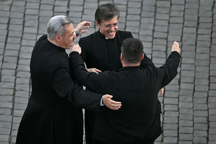 Oduševljenje, ushićenje, silna radost! Pogledajte reakcije ljudi u Vatikanu nakon što su ugledali bijeli dim