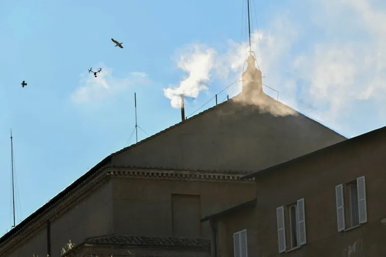 Oduševljenje, ushićenje, silna radost! Pogledajte reakcije ljudi u Vatikanu nakon što su ugledali bijeli dim