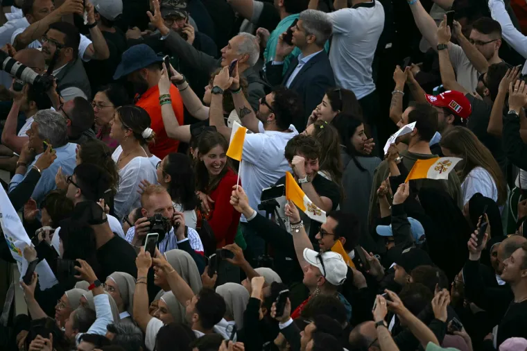 Odu&scaron;evljenje, ushićenje, silna radost! Pogledajte reakcije ljudi u Vatikanu nakon &scaron;to su ugledali bijeli dim