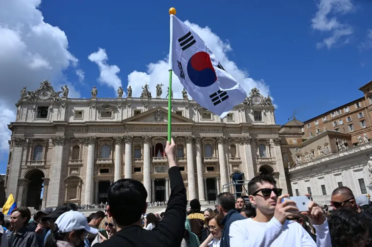 Odu&scaron;evljenje, ushićenje, silna radost! Pogledajte reakcije ljudi u Vatikanu nakon &scaron;to su ugledali bijeli dim