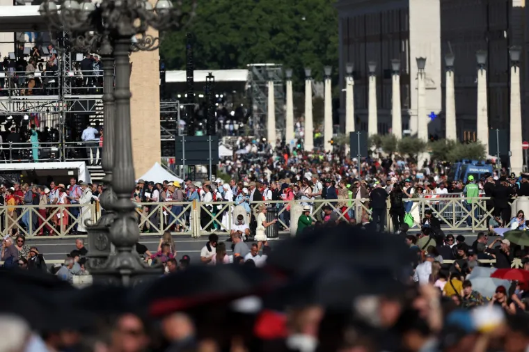 Odu&scaron;evljenje, ushićenje, silna radost! Pogledajte reakcije ljudi u Vatikanu nakon &scaron;to su ugledali bijeli dim