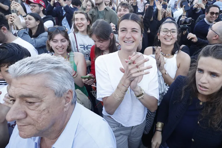 Odu&scaron;evljenje, ushićenje, silna radost! Pogledajte reakcije ljudi u Vatikanu nakon &scaron;to su ugledali bijeli dim