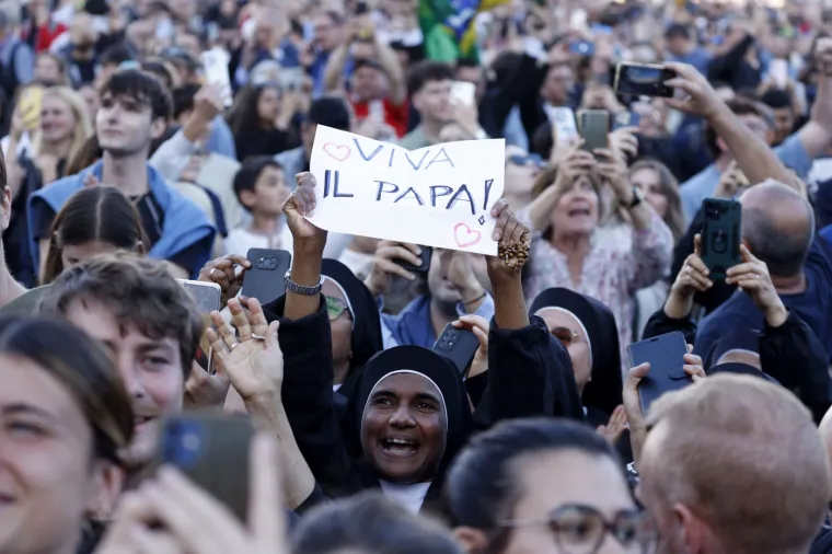 Odu&scaron;evljenje, ushićenje, silna radost! Pogledajte reakcije ljudi u Vatikanu nakon &scaron;to su ugledali bijeli dim