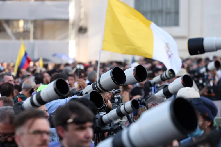 Odu&scaron;evljenje, ushićenje, silna radost! Pogledajte reakcije ljudi u Vatikanu nakon &scaron;to su ugledali bijeli dim
