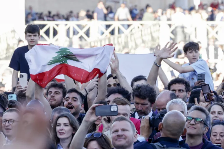 Odu&scaron;evljenje, ushićenje, silna radost! Pogledajte reakcije ljudi u Vatikanu nakon &scaron;to su ugledali bijeli dim
