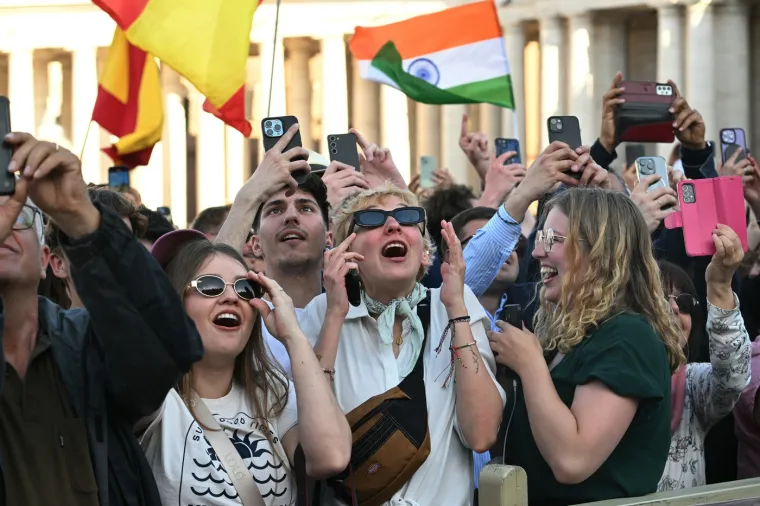 Odu&scaron;evljenje, ushićenje, silna radost! Pogledajte reakcije ljudi u Vatikanu nakon &scaron;to su ugledali bijeli dim