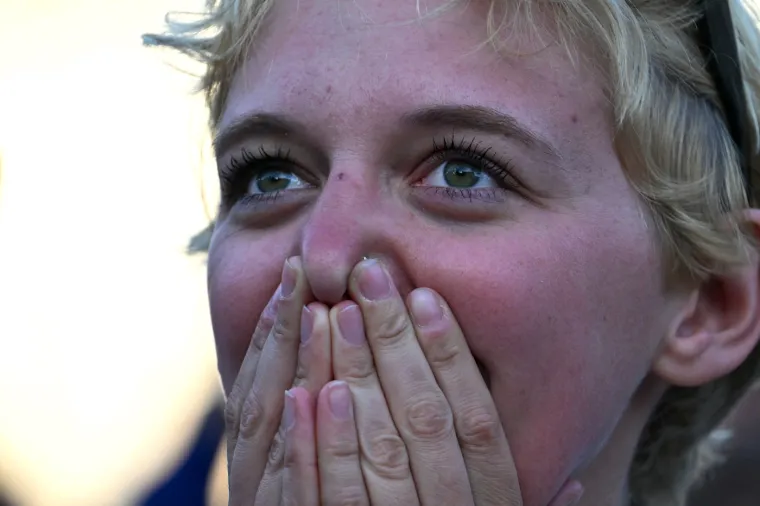 Odu&scaron;evljenje, ushićenje, silna radost! Pogledajte reakcije ljudi u Vatikanu nakon &scaron;to su ugledali bijeli dim
