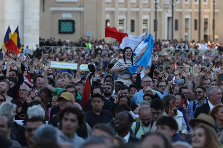 Odu&scaron;evljenje, ushićenje, silna radost! Pogledajte reakcije ljudi u Vatikanu nakon &scaron;to su ugledali bijeli dim