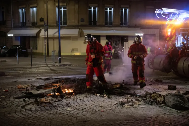 Pogledajte dramatične slike kako se slavilo ulicama Pariza nakon pobjede