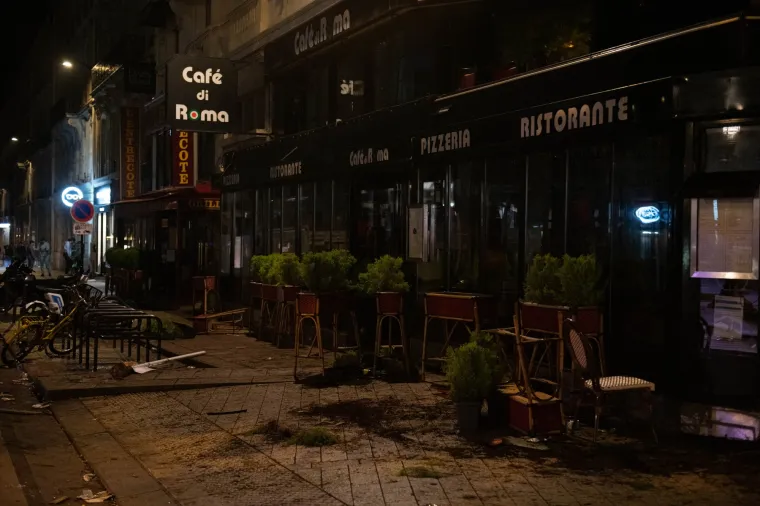 Pogledajte dramatične slike kako se slavilo ulicama Pariza nakon pobjede