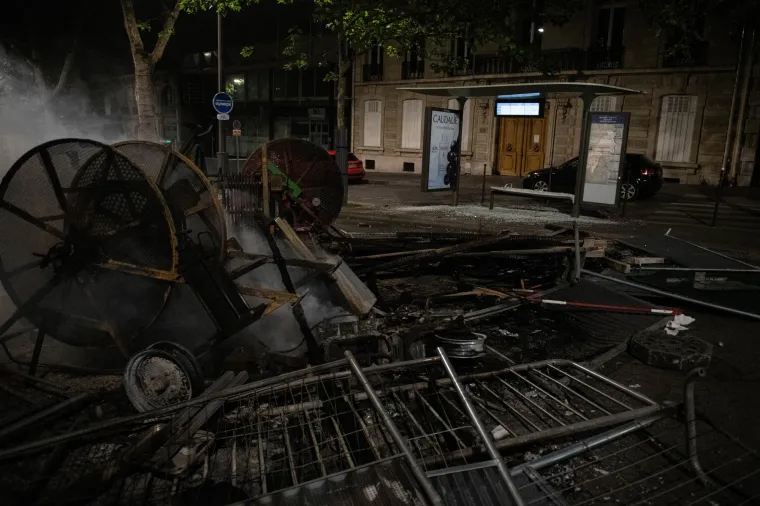 Pogledajte dramatične slike kako se slavilo ulicama Pariza nakon pobjede