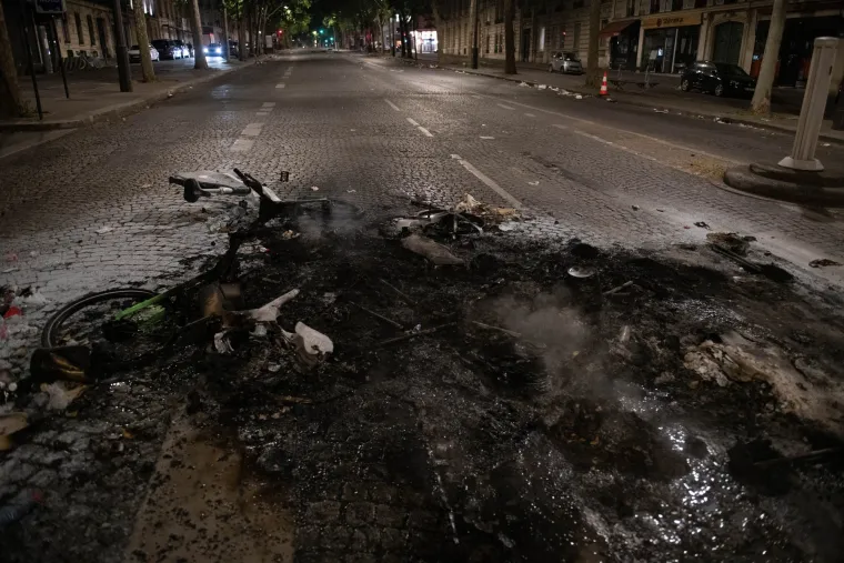 Pogledajte dramatične slike kako se slavilo ulicama Pariza nakon pobjede