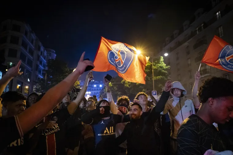 Pogledajte dramatične slike kako se slavilo ulicama Pariza nakon pobjede