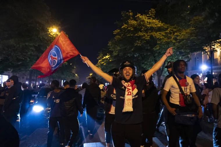 Pogledajte dramatične slike kako se slavilo ulicama Pariza nakon pobjede